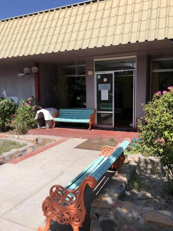 Fachada del Hotel Las Vicuñas en Putre