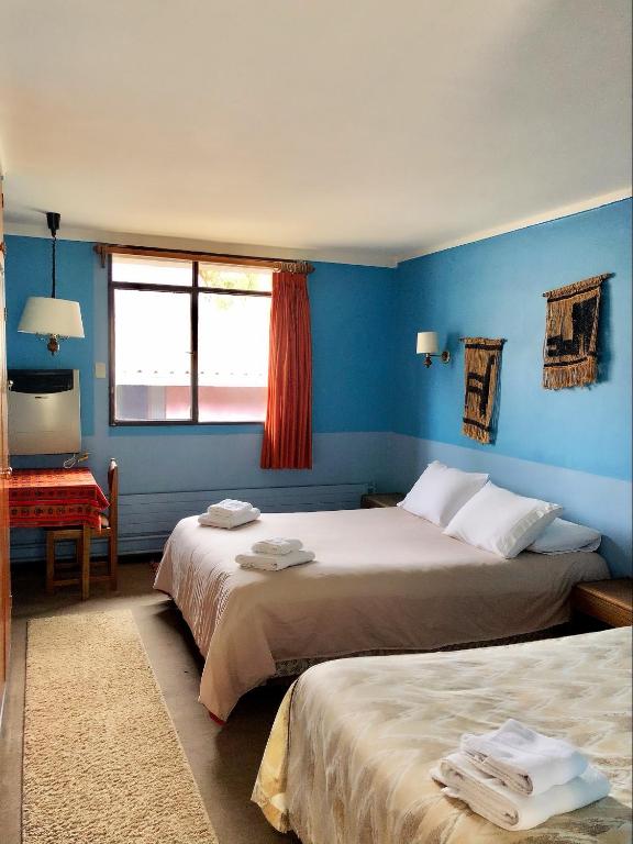 Habitación familiar del Hotel Las Vicuñas: una cama matrimonial y una individual