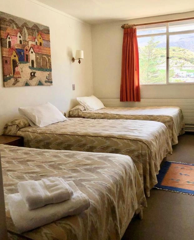 Habitación triple con ventana del Hotel Las Vicuñas