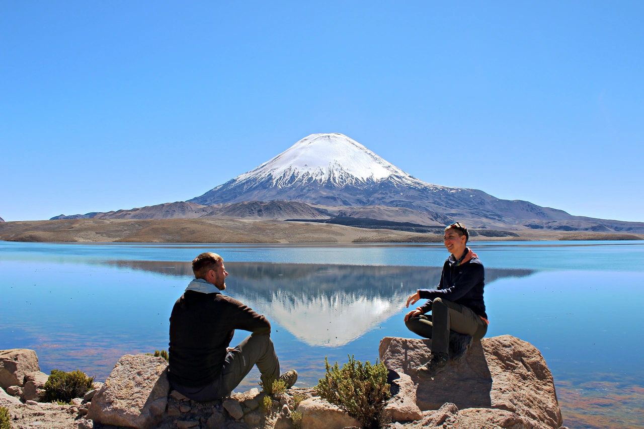 Pareja junto al lago Chungará y volcán Parinacota